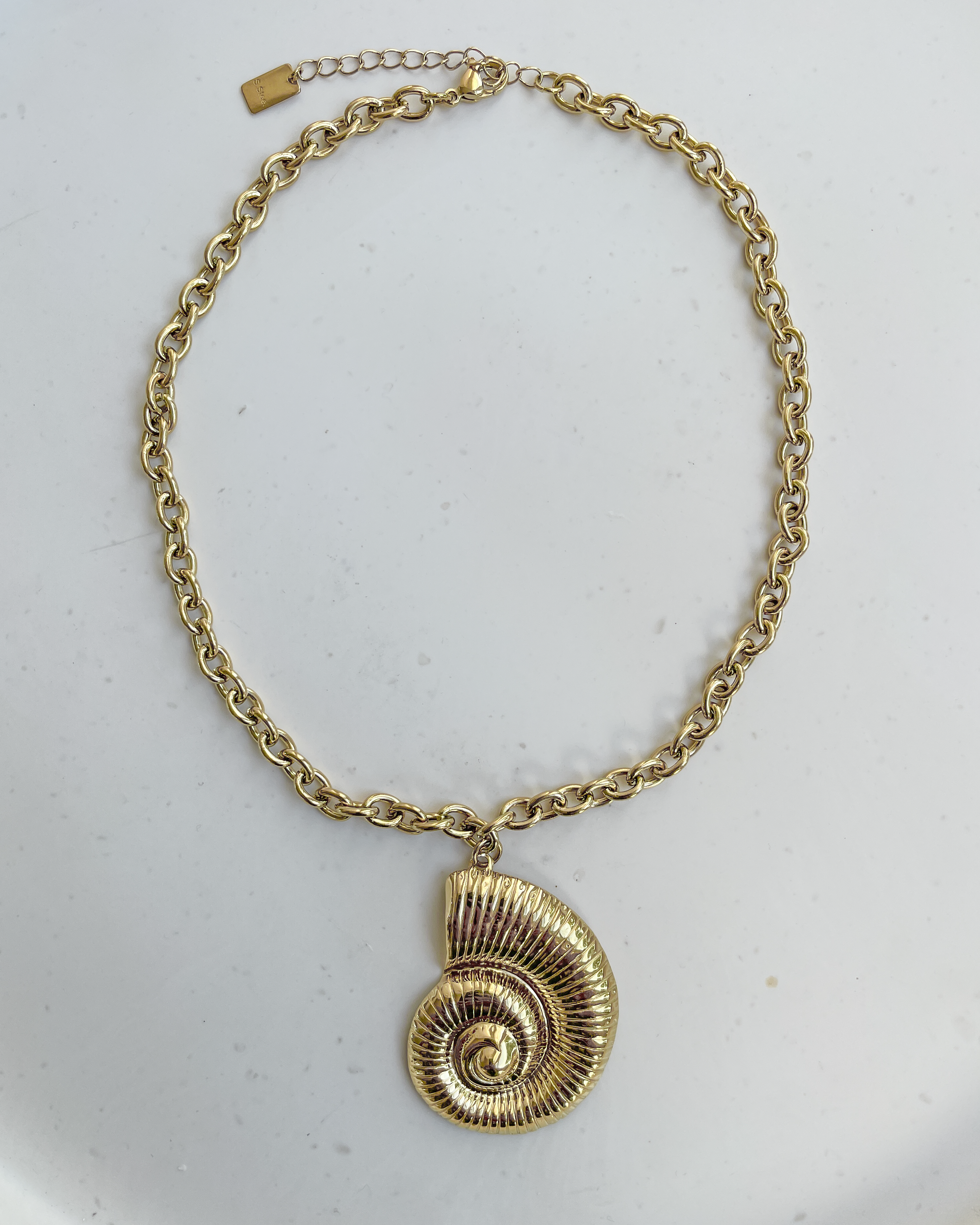 Shell Chain Necklace in Gold